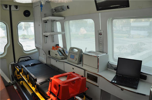 任丘市救护车内部